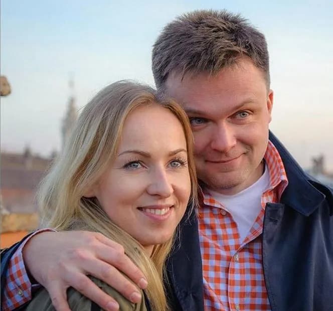 Czy Hołownia ma żonę? Odkryj życie prywatne Szymona Hołowni Czy Hołownia ma żonę? Odkryj życie prywatne Szymona Hołowni