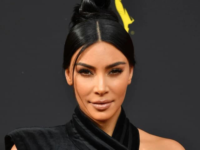 Kim jest Kim Kardashian? Poznaj jej życie, sukcesy i kontrowersje Kim jest Kim Kardashian? Poznaj jej życie, sukcesy i kontrowersje